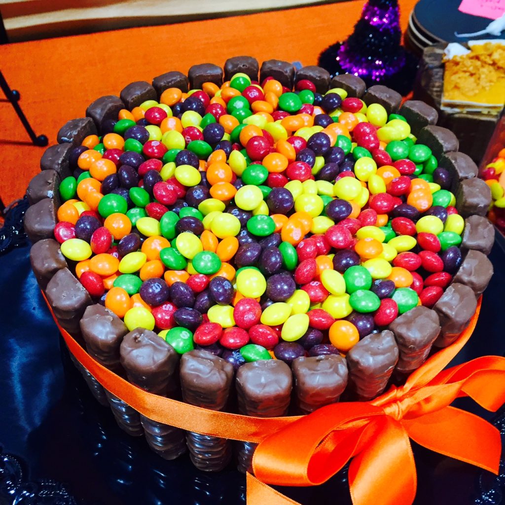 halloween-dessert-cake-skittles-twix-centerpiece