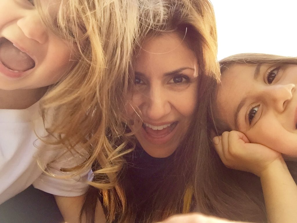 jill_simonian_the_fab_mom_toddler_daughters_selfie_smile_