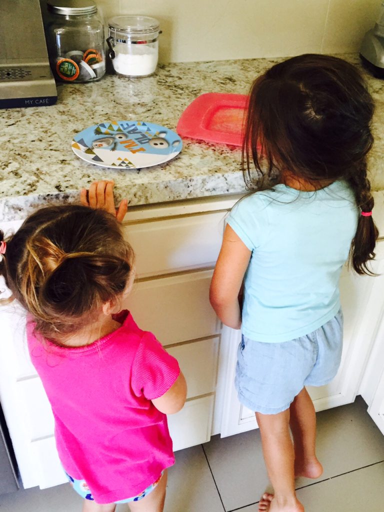 the_fab_mom_dot_com_toddler_chores_dishes