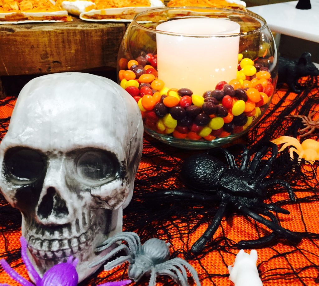 halloween-decoration-table-skittles