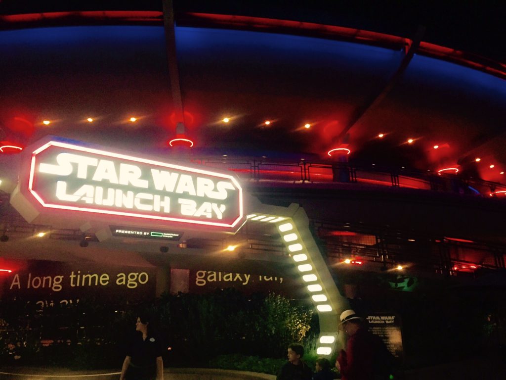 star-wars-launch-bay-disneyland-the-force-awakens-entrance