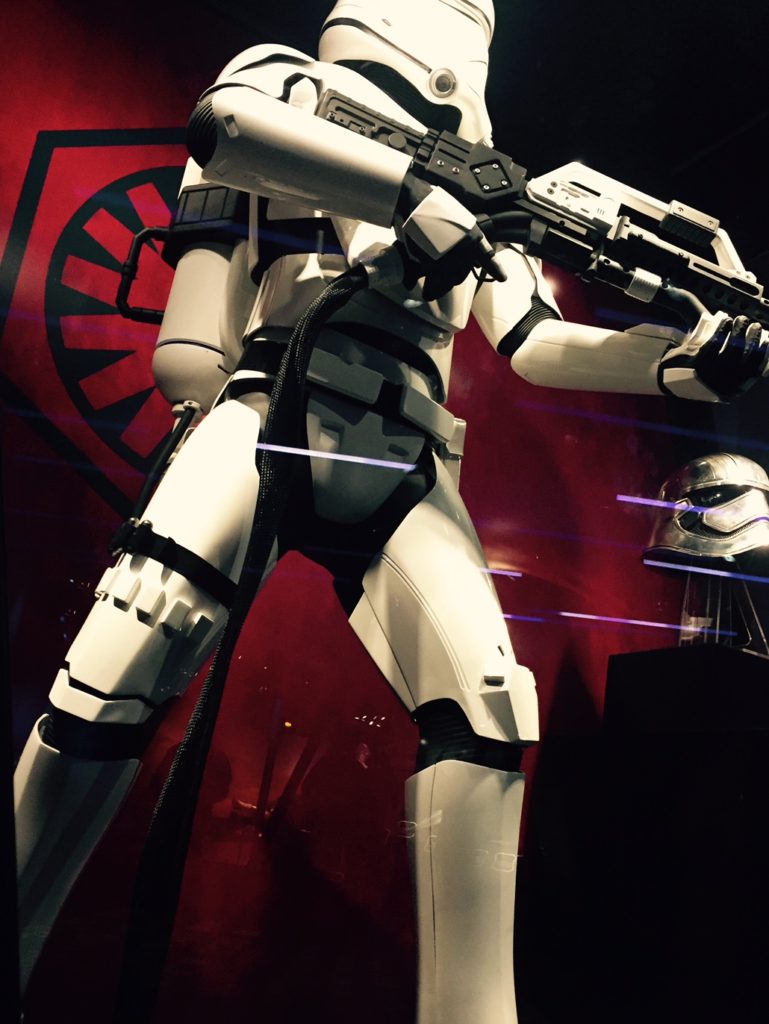 disneyland-star-wars-launch-bay-the-force-awakens-stormtrooper-replica