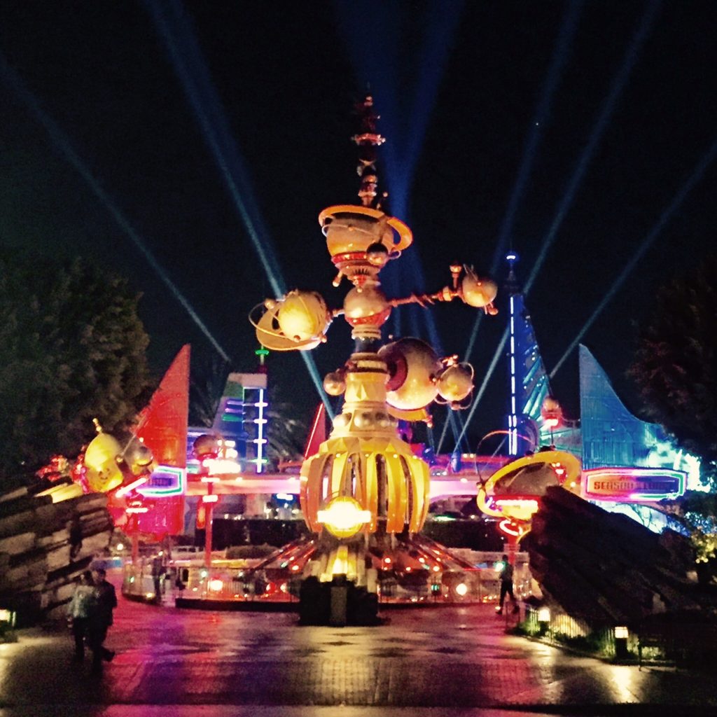 disneyland-tomorrowland-night-season-of-the-force