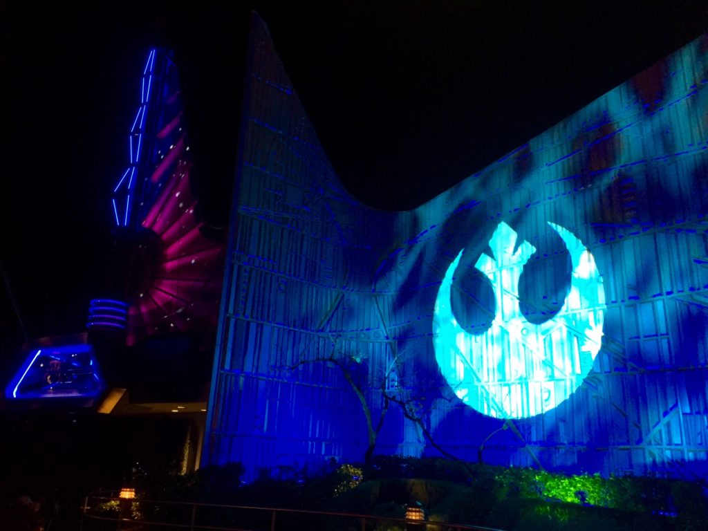 disneyland-tomorrowland-star-wars-the-force-awakens