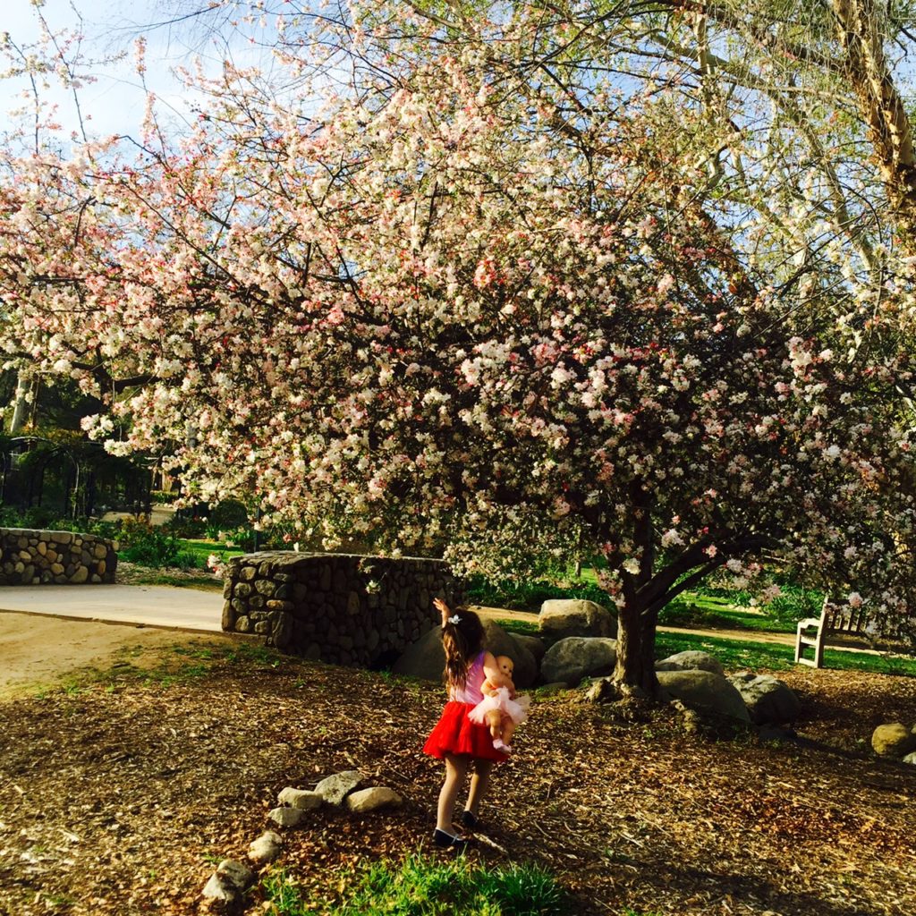 fab-mom-daughter-4-years-old-spring-life-bloom