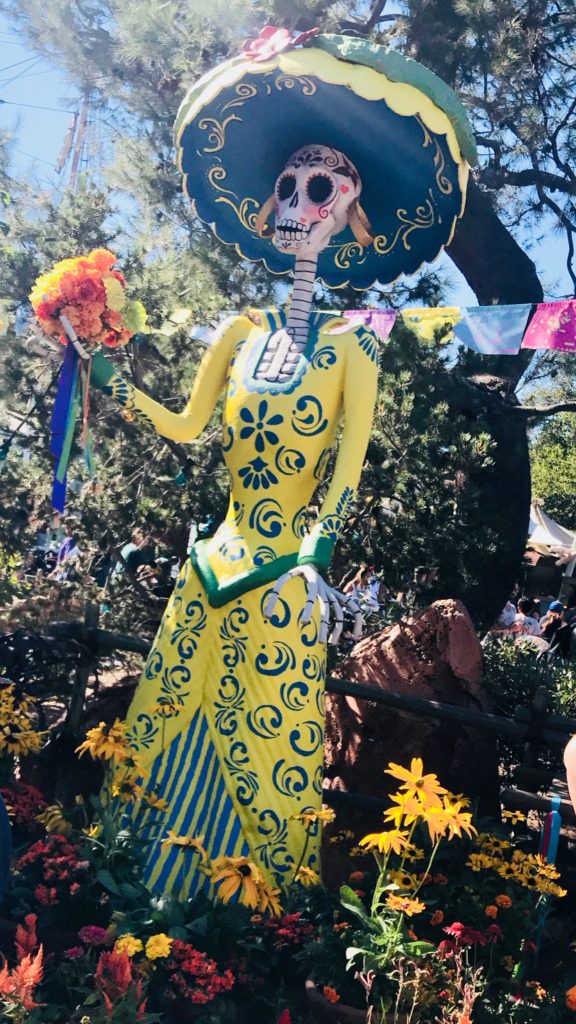 disneyland-decorations-halloweentime-coco